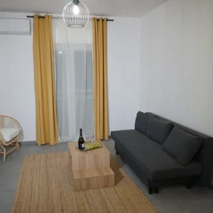 2. APPARTAMENTO – AREA SOGGIORNO CON DIVANO LETTO VISTA GENERALE